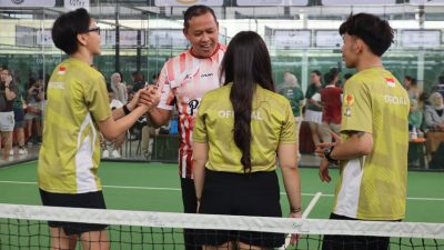 Bekasi - Wali Kota Bekasi Tri Adhianto resmi buka Turnamen Padel Piala Wali Kota di Grand Padel, Minggu (18/10/2026). Dorong pembinaan atlet muda menuju Kejurprov. Foto: Ist/Gobekasi.id.