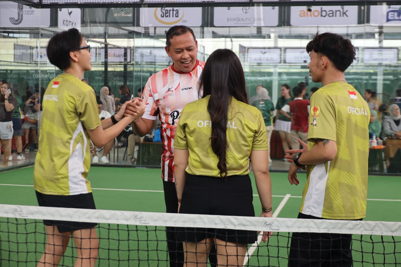 Bekasi - Wali Kota Bekasi Tri Adhianto resmi buka Turnamen Padel Piala Wali Kota di Grand Padel, Minggu (18/10/2026). Dorong pembinaan atlet muda menuju Kejurprov. Foto: Ist/Gobekasi.id.
