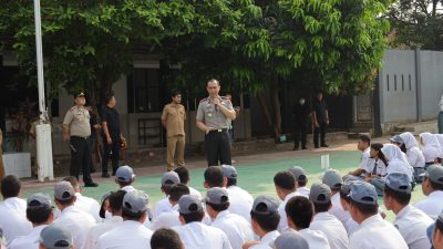 Bekasi - Kapolres Metro Bekasi Kota, Kombes Pol Putu Kholis Aryana saat mengunjungi SMKN 14 Bekasi, Senin (19/10/2026). Foto: Ist/Gobekasi.id.