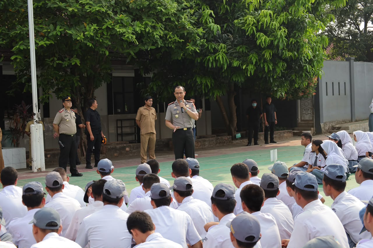Bekasi - Kapolres Metro Bekasi Kota, Kombes Pol Putu Kholis Aryana saat mengunjungi SMKN 14 Bekasi, Senin (19/10/2026). Foto: Ist/Gobekasi.id.