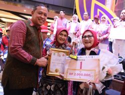 Setwan DPRD Kota Bekasi Sabet Juara 1 BCFM 2026, Pamerkan Batik Teratai Sekarjagad Kombinasi Denim