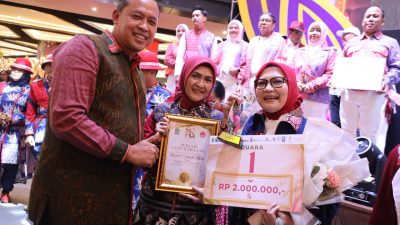 Bekasi - Setwan DPRD Kota Bekasi raih Juara 1 BCFM Road to Porprov 2026 di Pakuwon Mall, Jumat (18/10/2026). Tampilkan Batik Teratai Sekarjagad dan denim karya UMKM. Foto: Ist/Gobekasi.id.