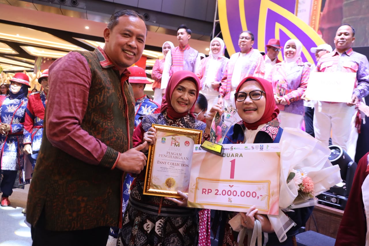 Bekasi - Setwan DPRD Kota Bekasi raih Juara 1 BCFM Road to Porprov 2026 di Pakuwon Mall, Jumat (18/10/2026). Tampilkan Batik Teratai Sekarjagad dan denim karya UMKM. Foto: Ist/Gobekasi.id.