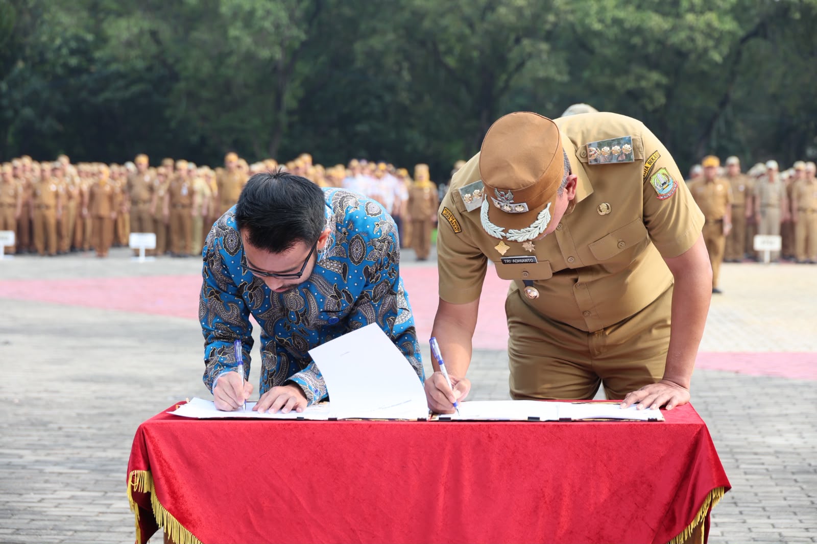 Bekasi - Pemkot Bekasi dan PT Hassana Hijau Indonesia tanda tangani MoU waste station digital, Senin (19/10/2026). Warga bisa tukar sampah anorganik dan jelantah jadi saldo. Foto: Ist/Gobekasi.id.