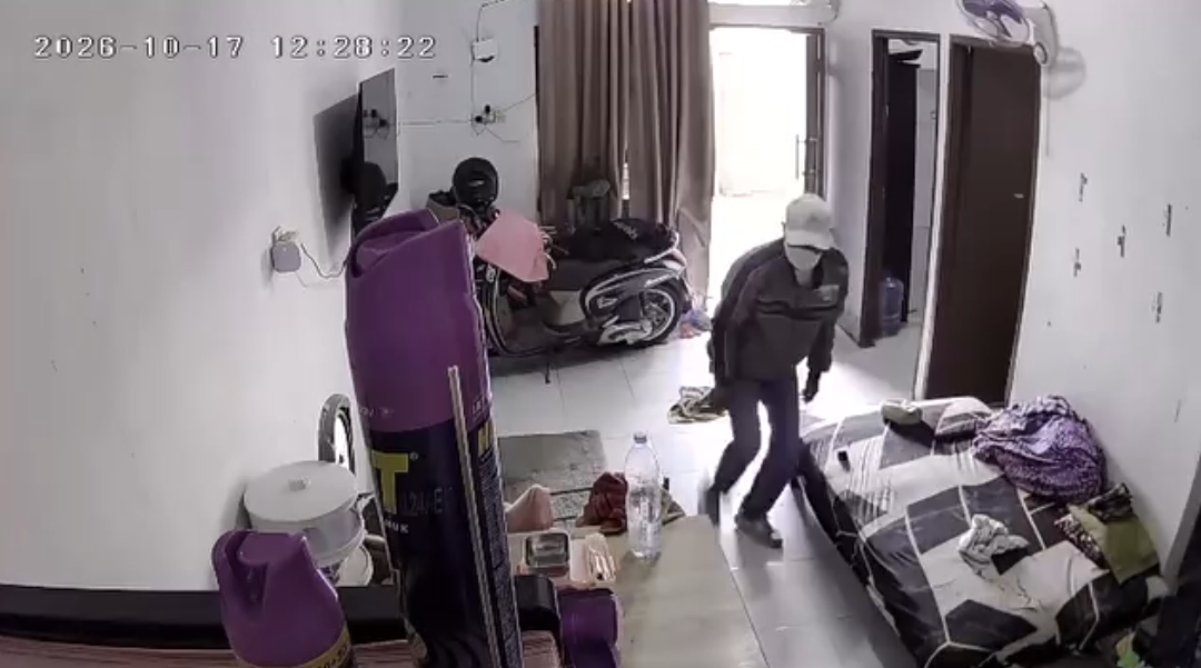 Bekasi - Rumah warga di Perumahan Griya Hasanah Cibitung dibobol maling siang bolong pada Sabtu (17/10/2026). Pelaku diduga gunakan gerinda untuk jebol pagar dan bongkar kunci rumah dengan sistem lock inside. Foto: Ist/Gobekasi.id.