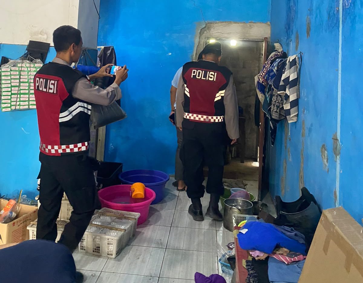 Bekasi - Toko milik Devano di Jalan Raya Pasar Babelan dibobol maling dua hari berturut-turut (14-15/10/2026) dengan modus jebol tembok. Korban rugi Rp15 juta dan minta polisi usut CCTV. Foto: Ist/Gobekasi.id.