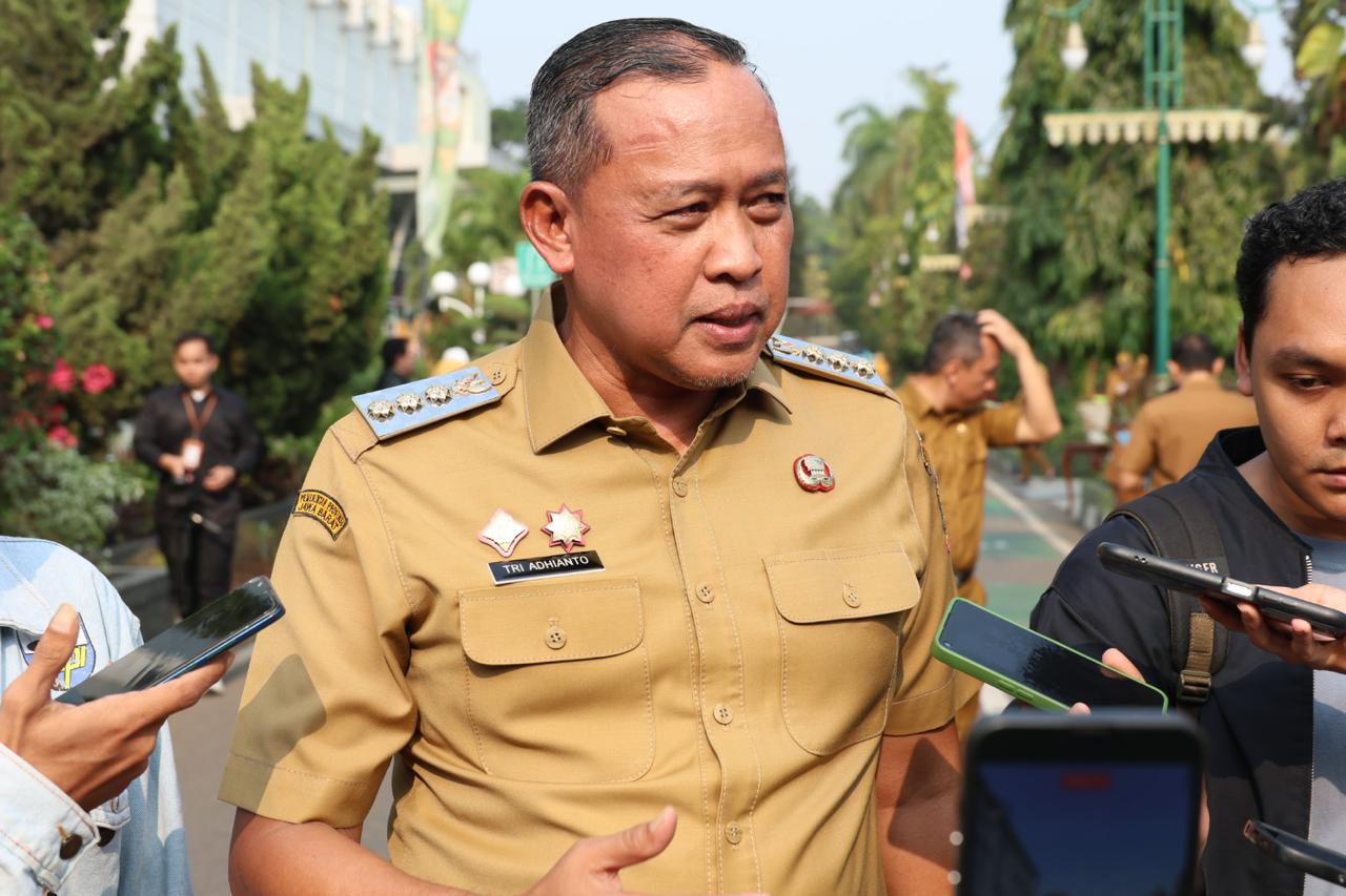 Bekasi - Pemkot Bekasi mulai uji coba alih parkir pegawai ke Stadion Patriot Chandrabhaga, Senin (19/10/2026). Wali Kota Tri Adhianto rencana bangun gedung parkir 9 lantai. Foto: Ist/Gobekasi.id.