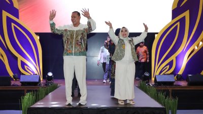 Bekasi - Ketua Dekranasda Kota Bekasi, Wiwiek Hargono bersama Wali Kota Bekasi Tri Adhianto di gelaran Bekasi City Fashion Movement (BCFM) 2026 selama 9–11 Oktober 2026. Foto: Ist/Gobekasi.id.