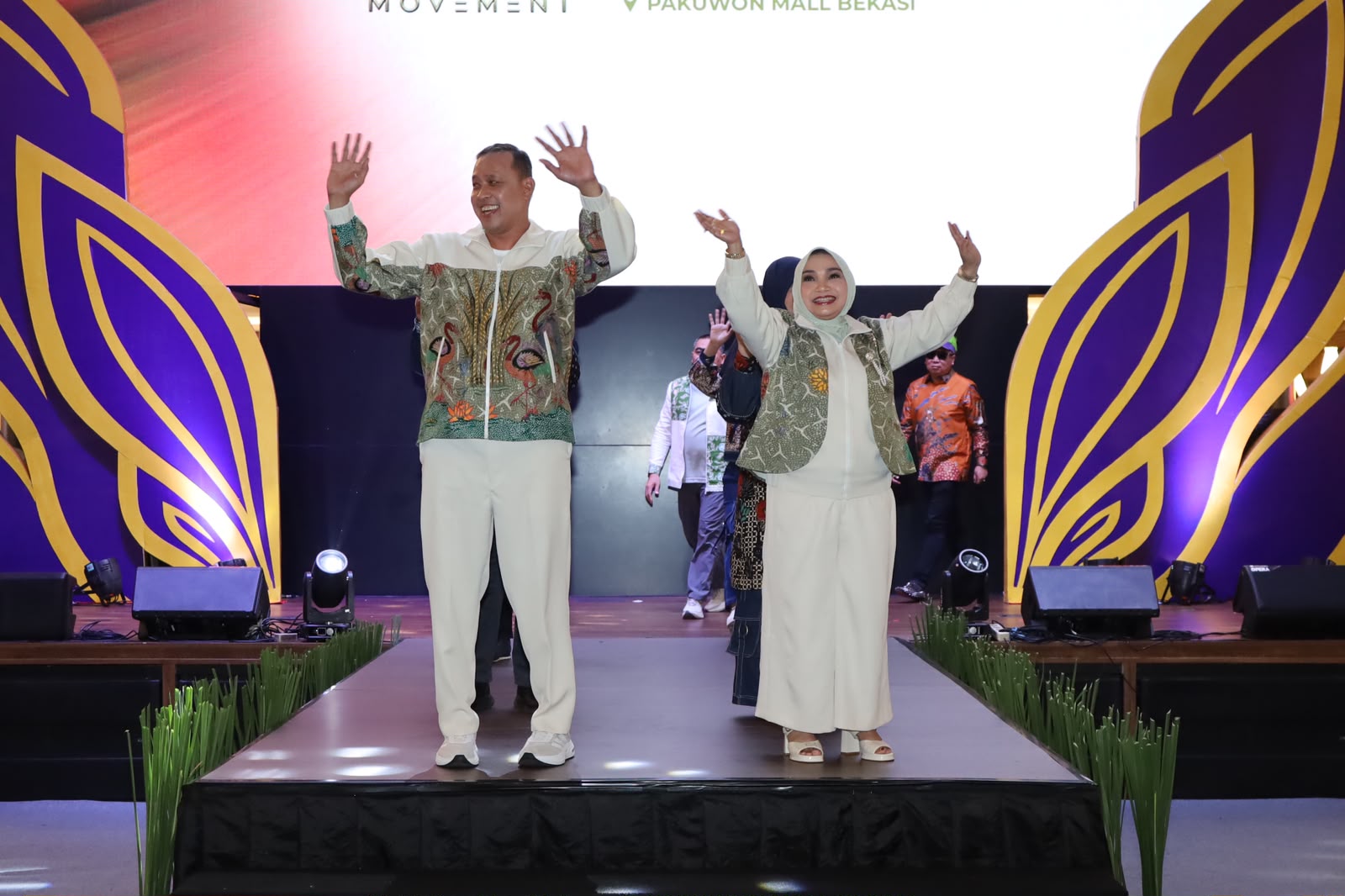 Bekasi - Ketua Dekranasda Kota Bekasi, Wiwiek Hargono bersama Wali Kota Bekasi Tri Adhianto di gelaran Bekasi City Fashion Movement (BCFM) 2026 selama  9–11 Oktober 2026. Foto: Ist/Gobekasi.id.