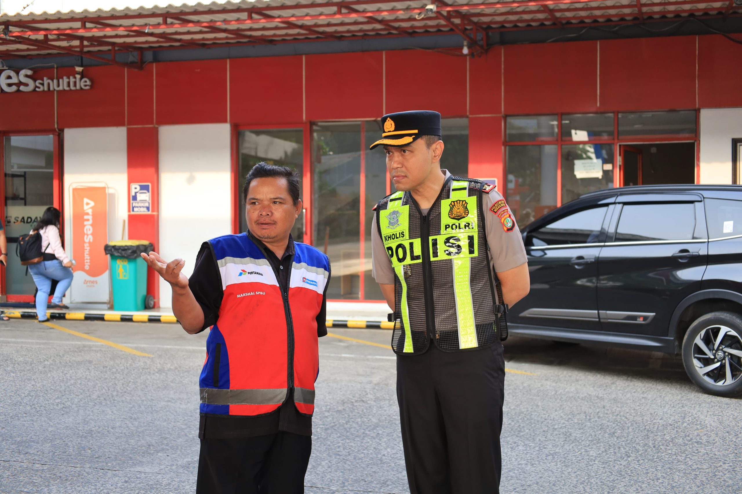 Bekasi - Kapolres Metro Bekasi Kota, Kombes Pol Putu Kholis Aryana, memastikan ketersediaan dan distribusi bahan bakar minyak (BBM) di seluruh stasiun pengisian bahan bakar umum (SPBU) wilayah Kota Bekasi, Senin (20/10/2026). Foto: Ist/Gobekasi.id.