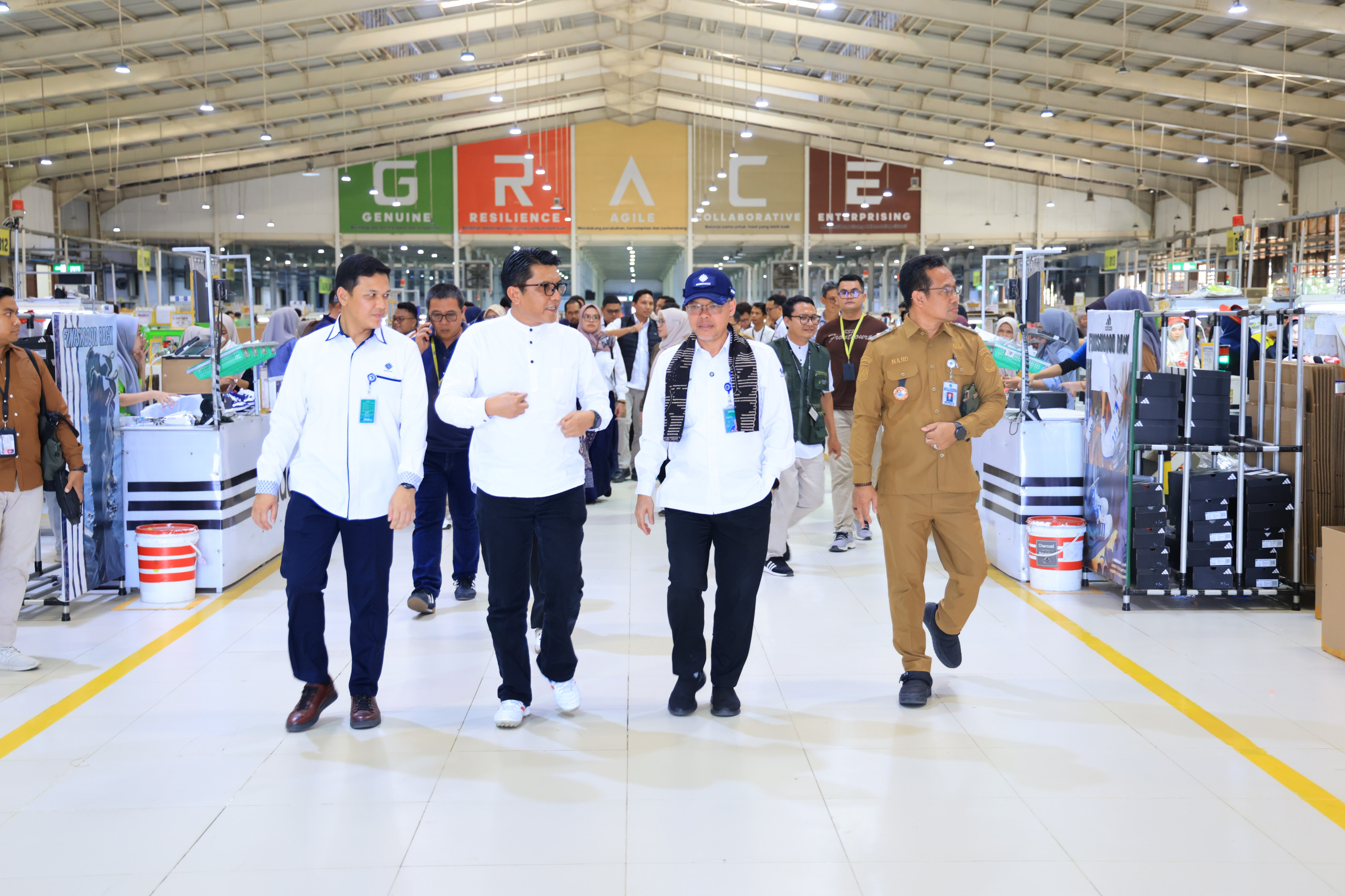Brebes - Kemnaker buka Pelatihan Berbasis Kompetensi nasional bagi pekerja terdampak PHK di Brebes, Selasa (20/10/2026). Sekjen Cris Kuntadi siapkan kuota 50 ribu peserta. Foto: Kemnaker/Gobekasi.id.