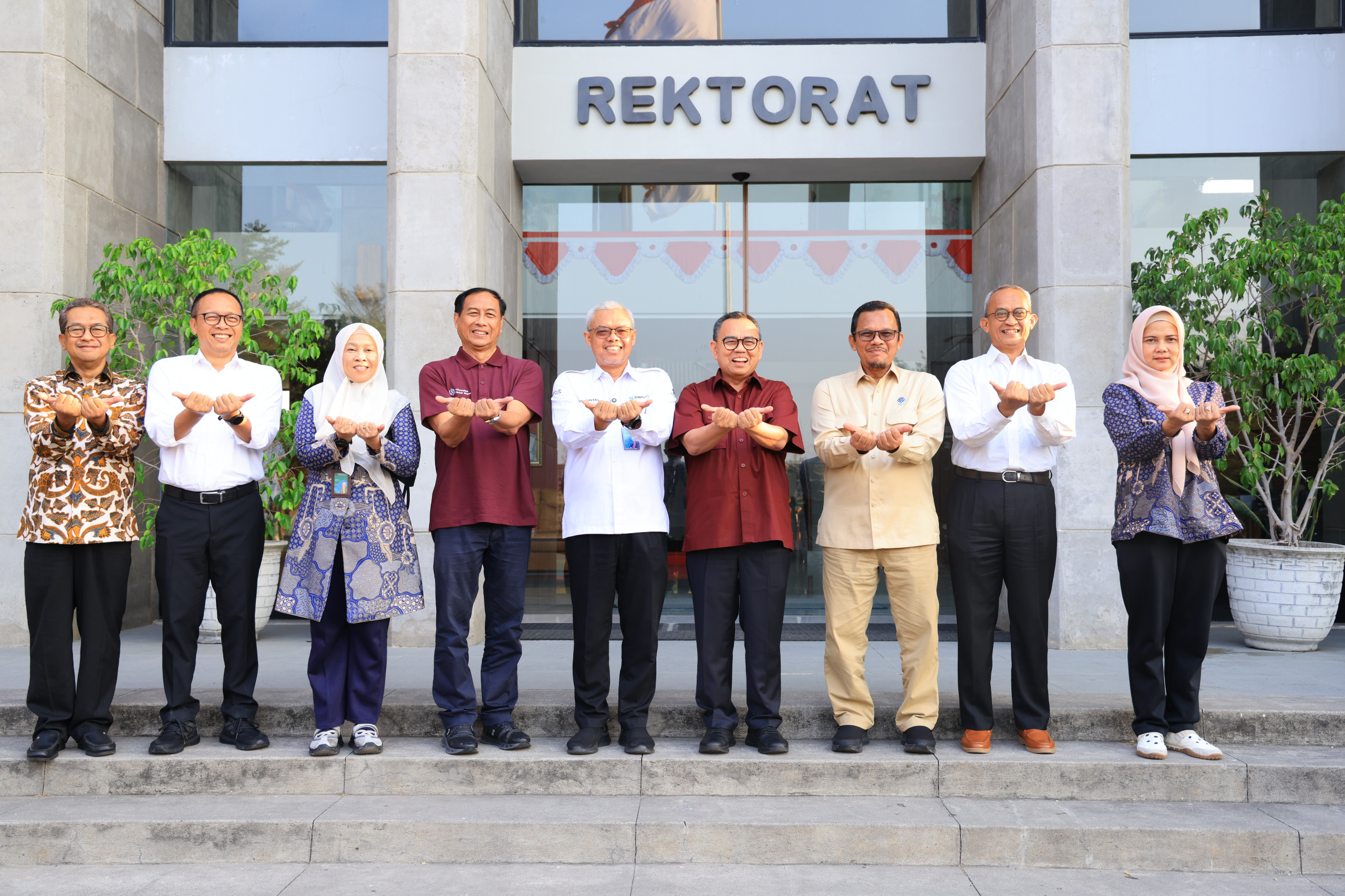 Bekasi - Kemnaker dan Universitas Harkat Negeri Tegal jajaki kerja sama pendirian Teaching Factory dan integrasi Karirhub, Selasa (20/10/2026) untuk serap lulusan vokasi. Foto: Kemnaker/Gobekasi.id.