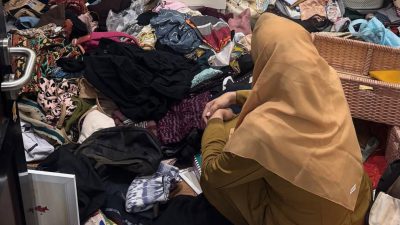 Bekasi - Rumah warga Pondok Ungu Permai Kaliabang Bekasi dibobol maling, Selasa (20/10/2026) siang. Jendela alumunium dicongkel dan isi lemari diacak-acak. Foto: Ist/Gobekasi.id.