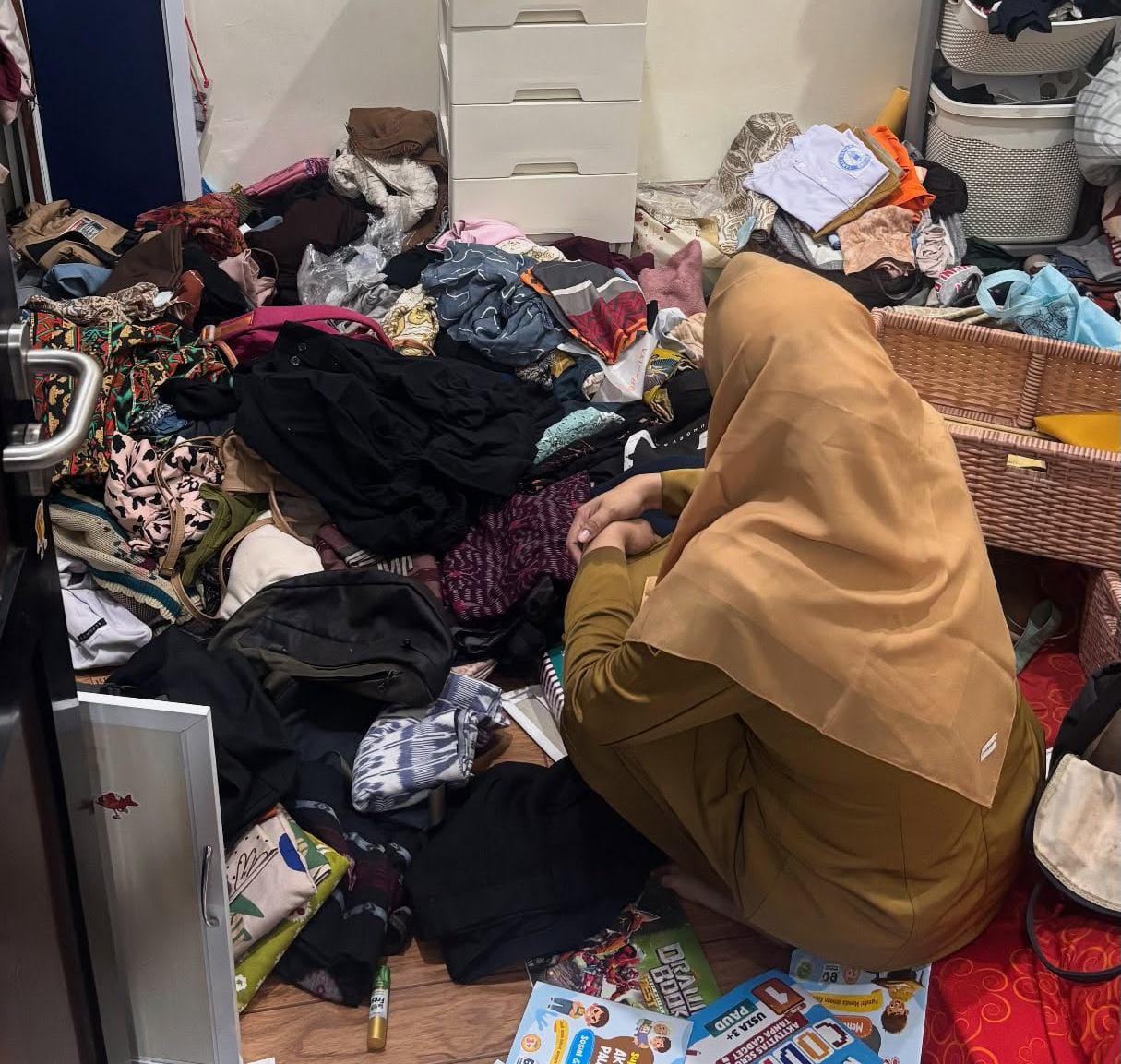 Bekasi - Rumah warga Pondok Ungu Permai Kaliabang Bekasi dibobol maling, Selasa (20/10/2026) siang. Jendela alumunium dicongkel dan isi lemari diacak-acak. Foto: Ist/Gobekasi.id.