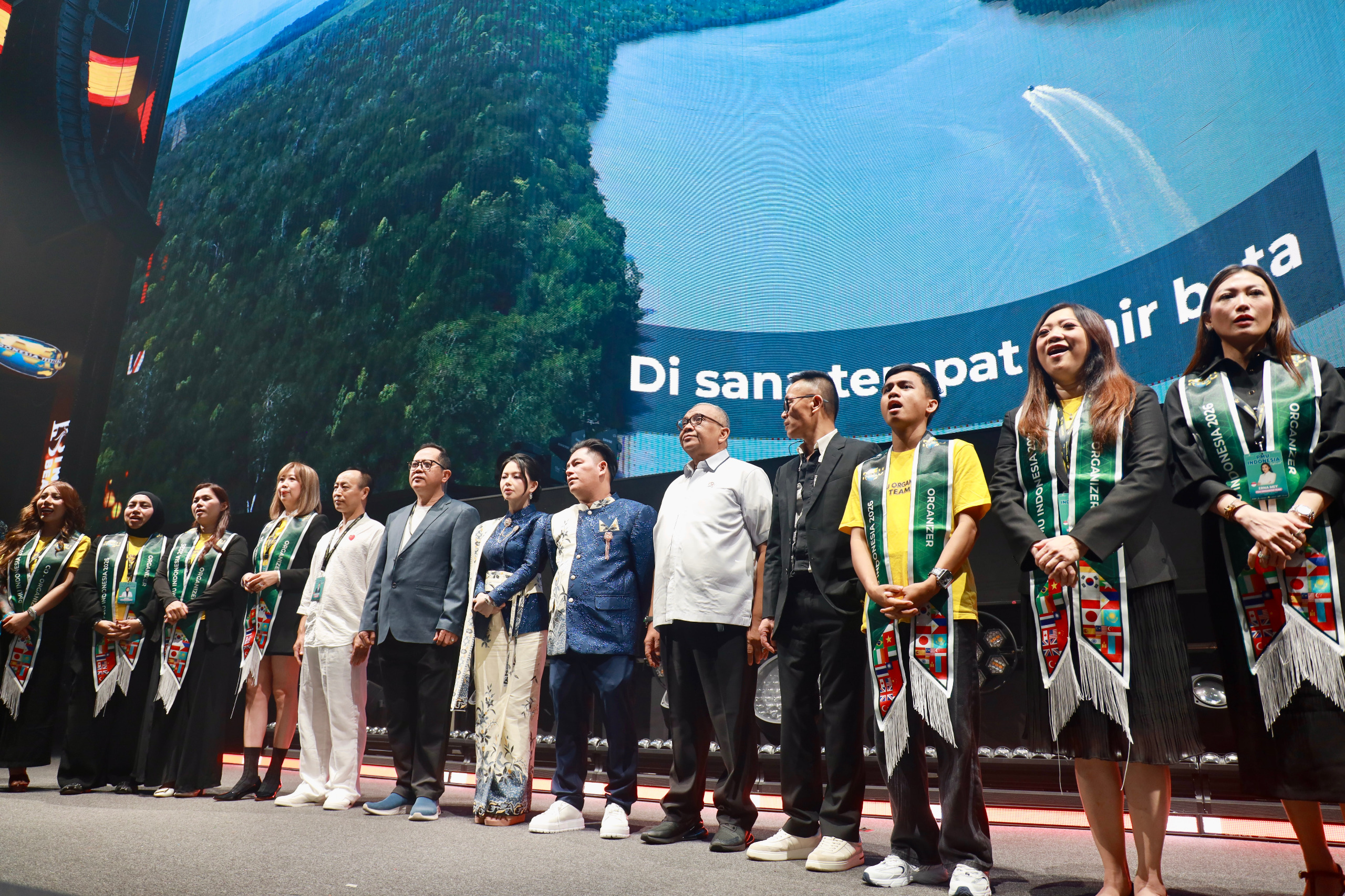 Bekasi - Wamenaker Afriansyah Noor buka Permanent Make Up Indonesia Festival 2026 di PIK 2 Tangerang, Rabu (21/10/2026). Diikuti 700 peserta dari 24 negara. Foto: Kemnaker/Gobekasi.id.