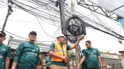 Bekasi - Wali Kota Bekasi Tri Adhianto pimpin pemotongan kabel udara di Jalan Raya Pondok Gede, Selasa (20/10/2026). Pemkot dorong pemindahan jaringan ke bawah tanah (ducting). Foto: Ist/Gobekasi.id.