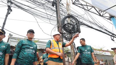 Bekasi - Wali Kota Bekasi Tri Adhianto pimpin pemotongan kabel udara di Jalan Raya Pondok Gede, Selasa (20/10/2026). Pemkot dorong pemindahan jaringan ke bawah tanah (ducting). Foto: Ist/Gobekasi.id.