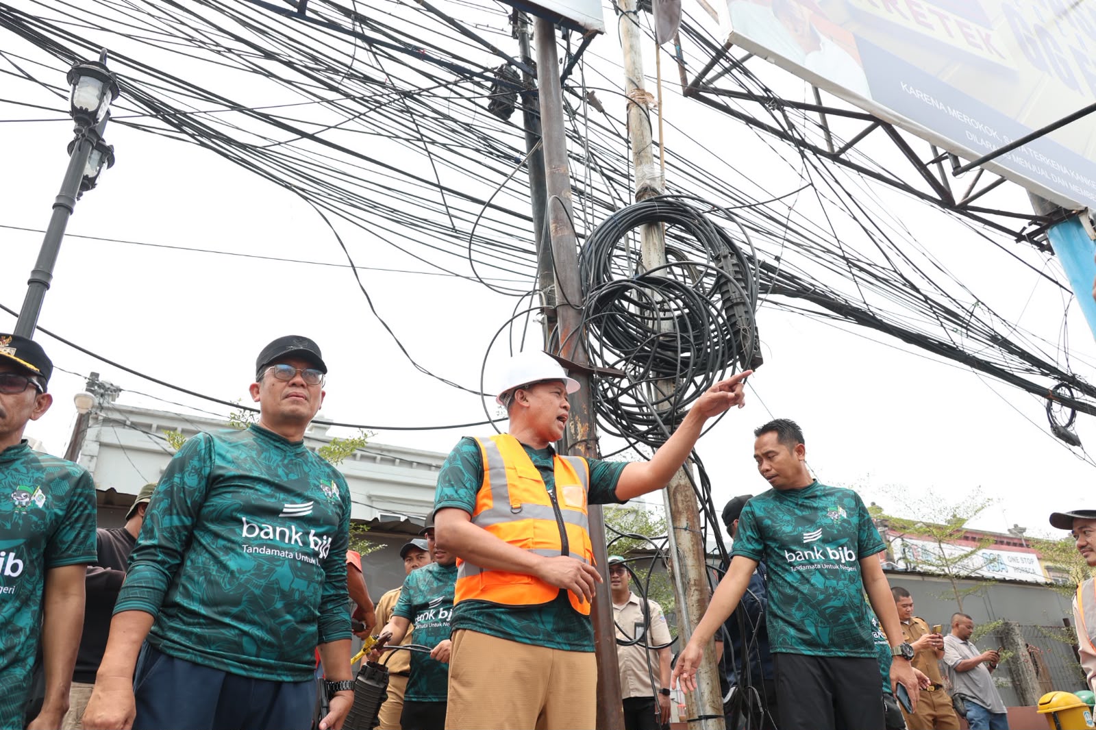 Bekasi - Wali Kota Bekasi Tri Adhianto pimpin pemotongan kabel udara di Jalan Raya Pondok Gede, Selasa (20/10/2026). Pemkot dorong pemindahan jaringan ke bawah tanah (ducting). Foto: Ist/Gobekasi.id.