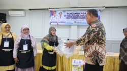 Bekasi - Wali Kota Bekasi Tri Adhianto beri motivasi dan sarana alat produksi bagi UMKM perempuan di Rawalumbu, Rabu (21/10/2026). Pemkot dorong kemandirian ekonomi warga. Foto: Ist/Gobekasi.id.