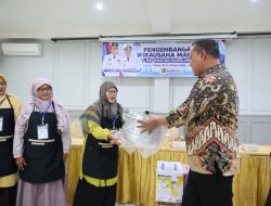 Tri Adhianto Motivasi Pelaku UMKM Perempuan di Rawalumbu, Salurkan Bantuan Peralatan