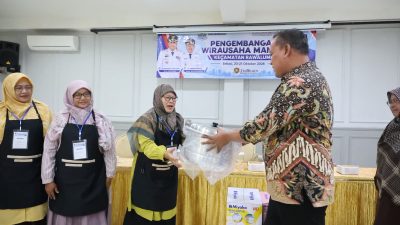 Bekasi - Wali Kota Bekasi Tri Adhianto beri motivasi dan sarana alat produksi bagi UMKM perempuan di Rawalumbu, Rabu (21/10/2026). Pemkot dorong kemandirian ekonomi warga. Foto: Ist/Gobekasi.id.