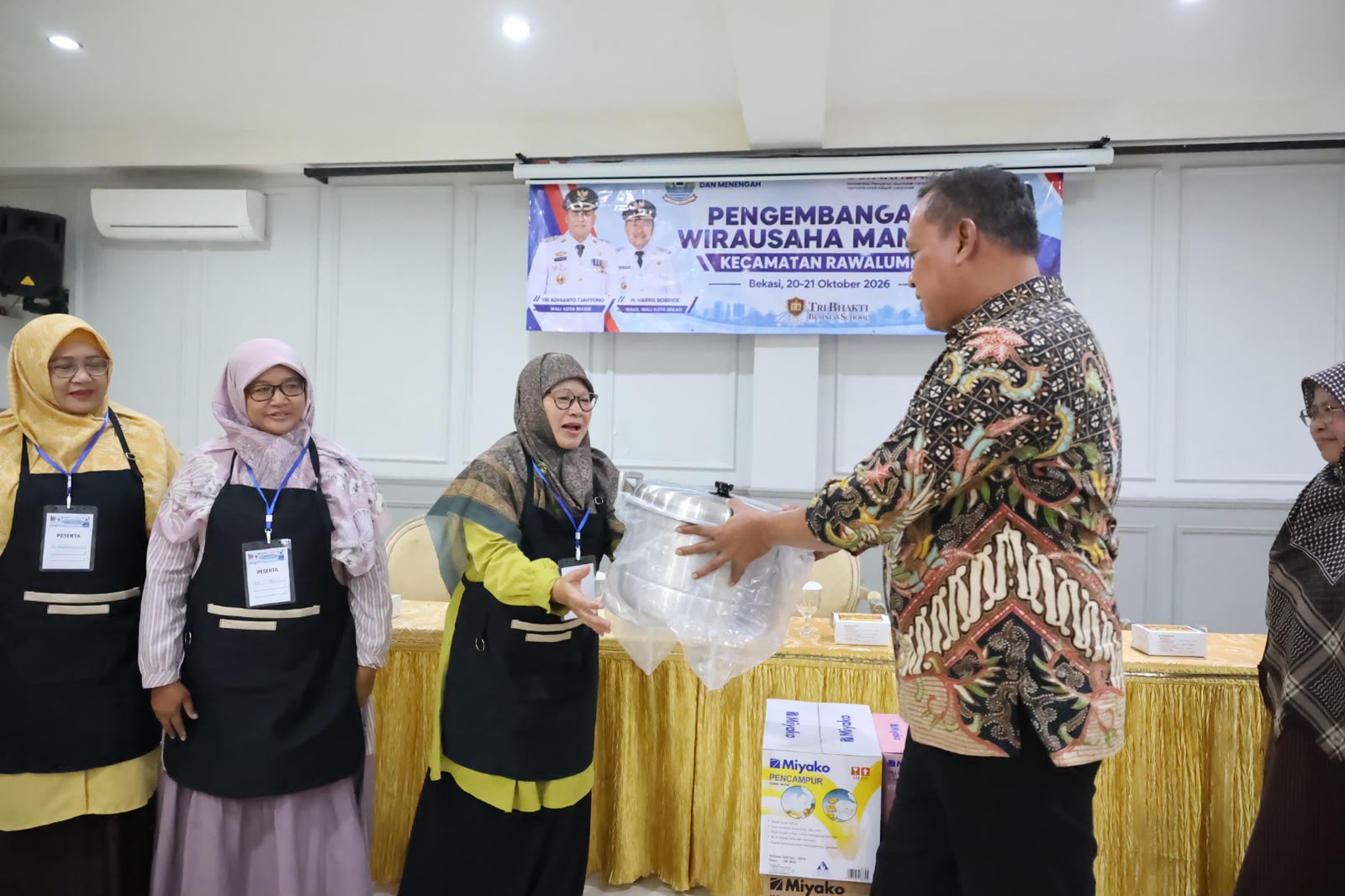 Bekasi - Wali Kota Bekasi Tri Adhianto beri motivasi dan sarana alat produksi bagi UMKM perempuan di Rawalumbu, Rabu (21/10/2026). Pemkot dorong kemandirian ekonomi warga. Foto: Ist/Gobekasi.id.