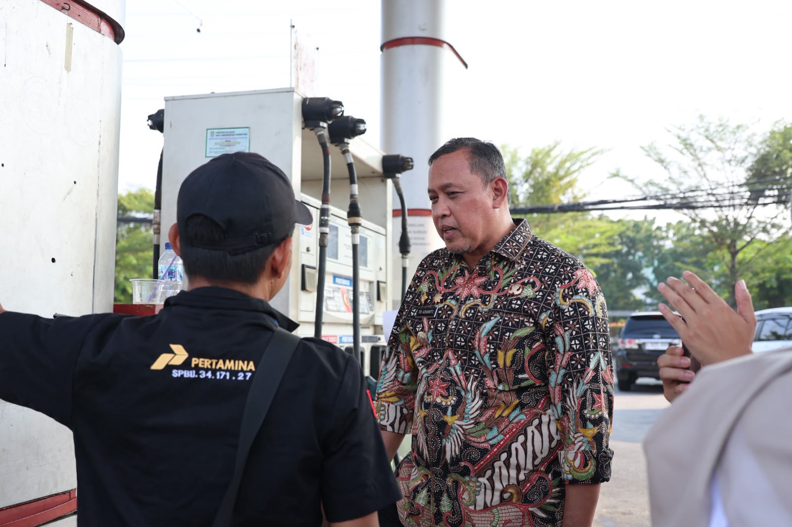 Bekasi - Wali Kota Bekasi Tri Adhianto sidak ketersediaan BBM di SPBU Tol Barat dan Mitra Timur, Rabu (21/10/2026). Tri pastikan stok aman dan imbau tak panic buying. Foto: Ist/Gobekasi.id.