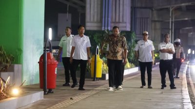 Bekasi - Wali Kota Bekasi Tri Adhianto tinjau pedestrian Kalimalang sepanjang 3 KM, Rabu (21/10/2026). Pemkot siapkan fasilitas Wi-Fi gratis dan perahu wisata air. Foto: Ist/Gobekasi.id.