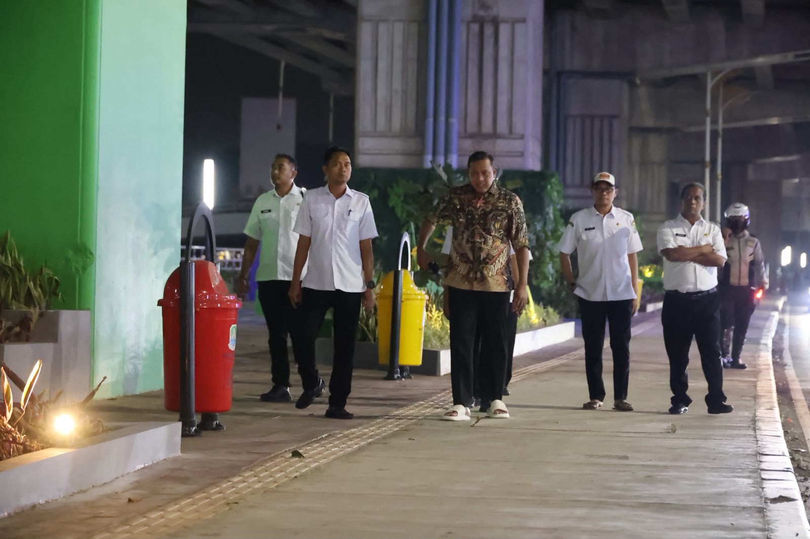 Bekasi - Wali Kota Bekasi Tri Adhianto tinjau pedestrian Kalimalang sepanjang 3 KM, Rabu (21/10/2026). Pemkot siapkan fasilitas Wi-Fi gratis dan perahu wisata air. Foto: Ist/Gobekasi.id.