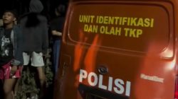 Bekasi - Sesosok mayat tanpa identitas ditemukan di belakang Perumahan Dukuh Zamrud dekat Tugu Asem Mustikajaya, Rabu (21/10/2026). Polisi lakukan olah TKP. Foto: Ist/Gobekasi.id.
