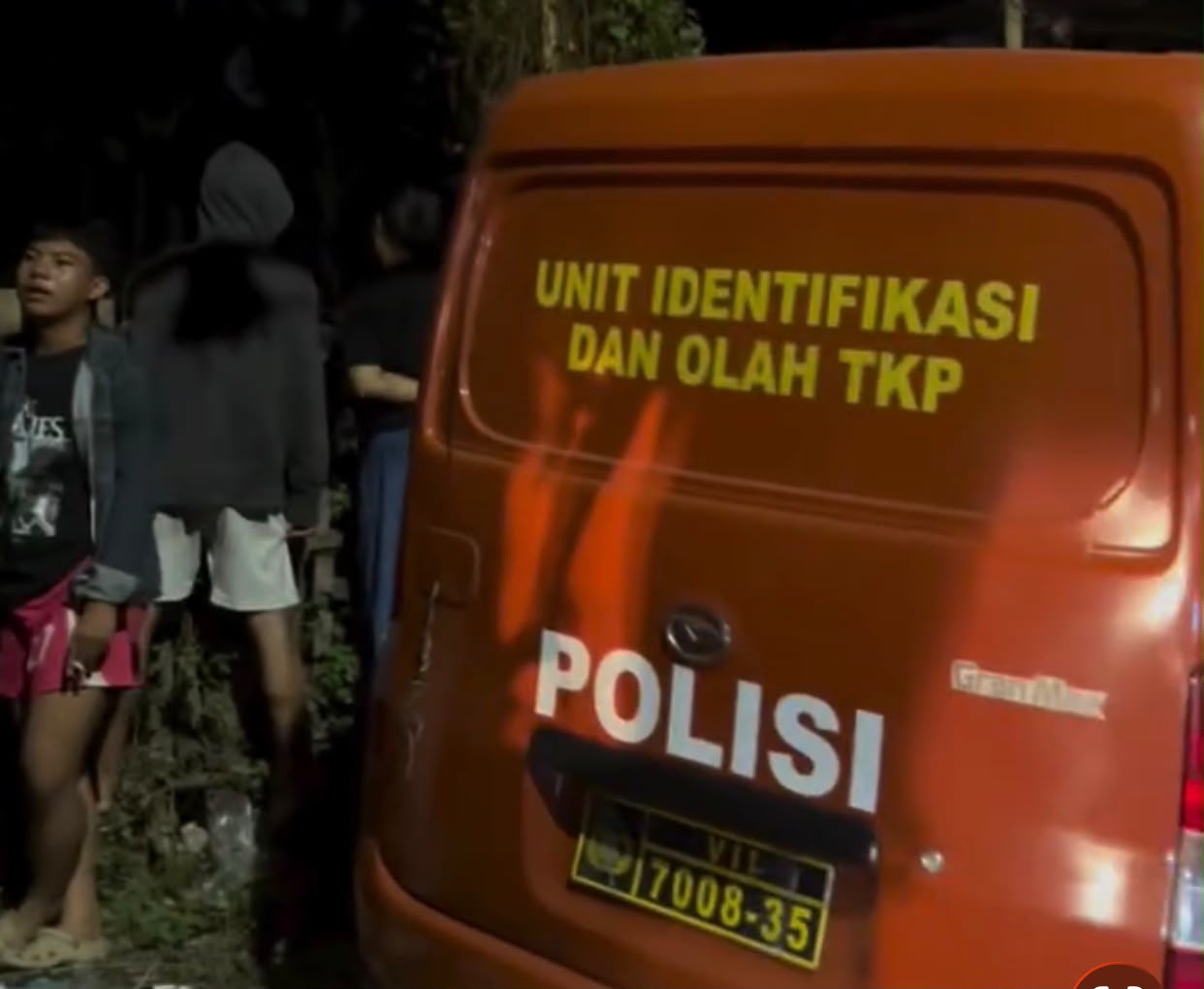 Bekasi - Sesosok mayat tanpa identitas ditemukan di belakang Perumahan Dukuh Zamrud dekat Tugu Asem Mustikajaya, Rabu (21/10/2026). Polisi lakukan olah TKP. Foto: Ist/Gobekasi.id.