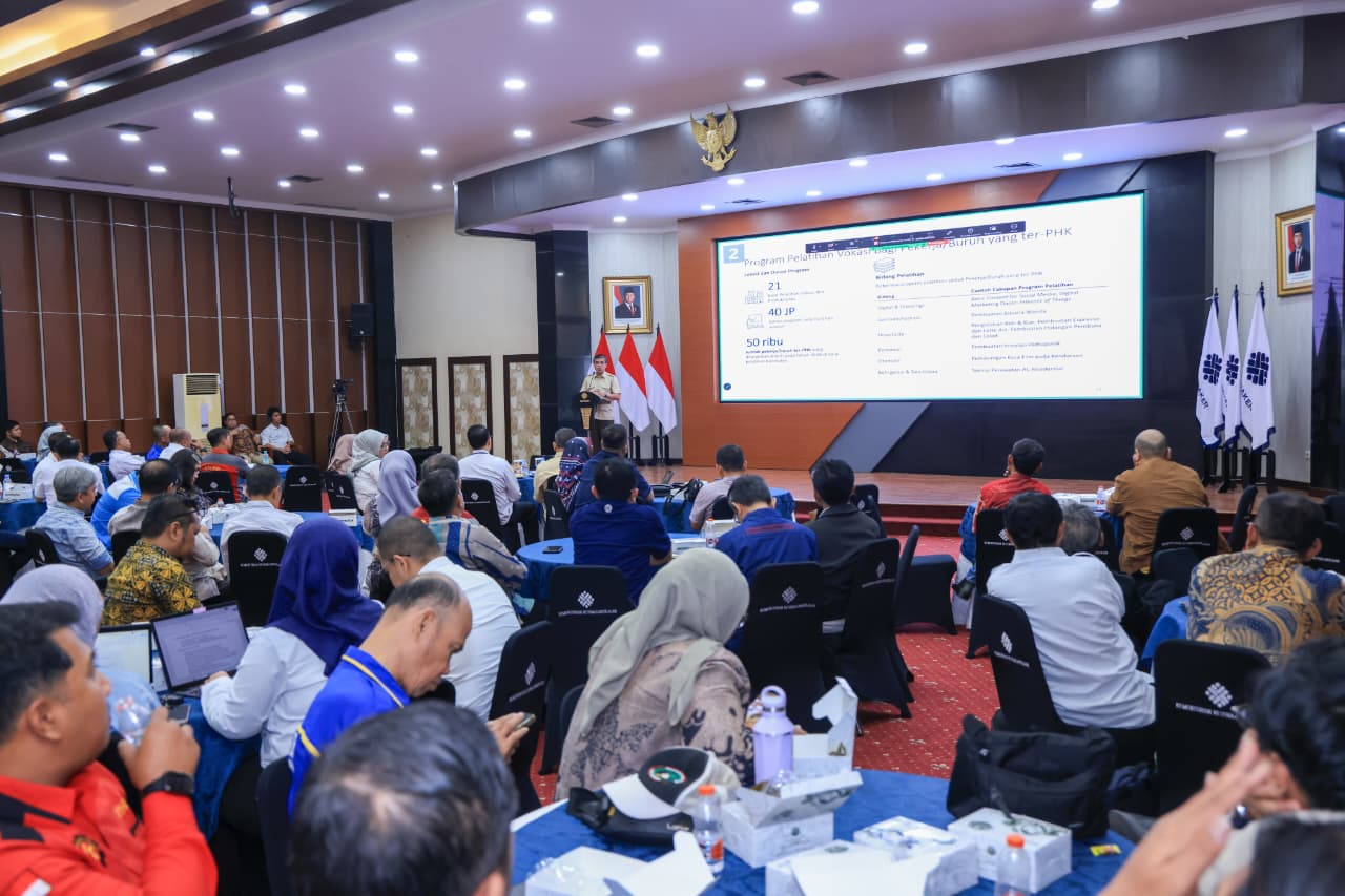 Jakarta - Kemnaker buka program pelatihan vokasi bagi 50.000 pekerja terdampak PHK, Kamis (22/10/2026). Menaker Yassierli sediakan sertifikasi BNSP & fasilitas lengkap. Foto: Kemnaker/Gobekasi.id.