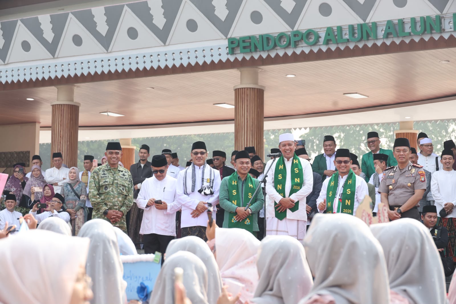 Bekasi - Wali Kota Bekasi Tri Adhianto ikuti Pawai Hari Santri 2026, Kamis (22/10/2026). Tri tekankan pentingnya karakter, integritas, dan ruang belajar aman bagi santri. Foto: Ist/Gobekasi.id.