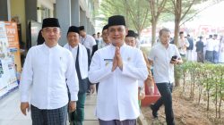 Bekasi - Plt Bupati Bekasi Asep Surya Atmaja pimpin Peringatan Hari Santri 2026 di Ponpes Thariq Bin Ziyad Cikarang, Kamis (22/10/2026). Asep dorong santri melek teknologi. Foto: ist/Gobekasi.id.