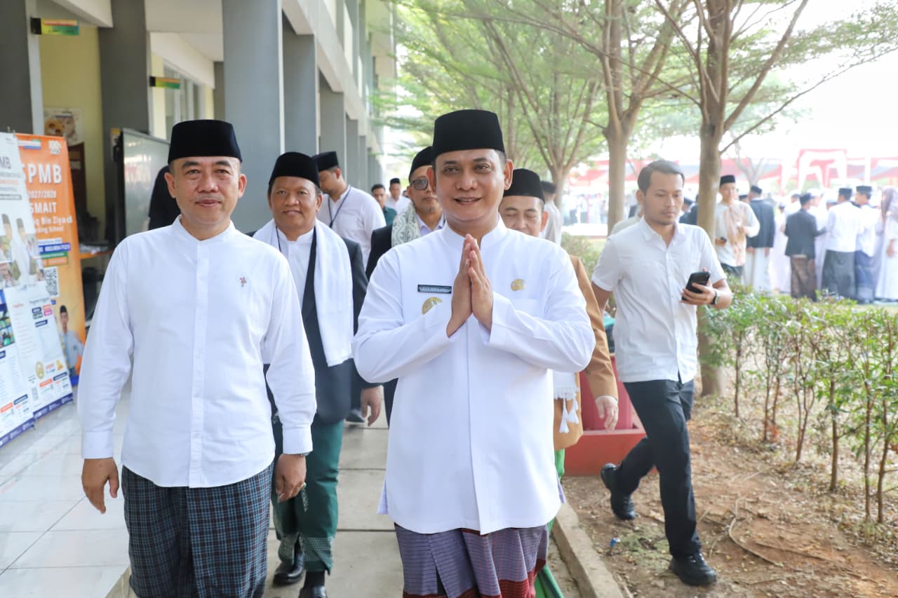 Bekasi - Plt Bupati Bekasi Asep Surya Atmaja pimpin Peringatan Hari Santri 2026 di Ponpes Thariq Bin Ziyad Cikarang, Kamis (22/10/2026). Asep dorong santri melek teknologi. Foto: ist/Gobekasi.id.