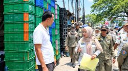 Bekasi - Satuan Polisi Pamong Praja (Satpol PP) Kabupaten Bekasi mengirimkan surat penertiban kepada pemilik 19 bangunan liar yang berdiri di atas tanah negara milik Direktorat Jenderal Bina Marga, Kementerian Pekerjaan Umum, di ruas Tol Jakarta-Cikampek KM 27–KM 28, Desa Sukadanau, Kecamatan Cikarang Barat. Kamis (22/10/2026). Foto: Ist/Gobekasi.id