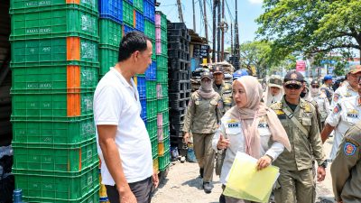 Bekasi - Satuan Polisi Pamong Praja (Satpol PP) Kabupaten Bekasi mengirimkan surat penertiban kepada pemilik 19 bangunan liar yang berdiri di atas tanah negara milik Direktorat Jenderal Bina Marga, Kementerian Pekerjaan Umum, di ruas Tol Jakarta-Cikampek KM 27–KM 28, Desa Sukadanau, Kecamatan Cikarang Barat. Kamis (22/10/2026). Foto: Ist/Gobekasi.id