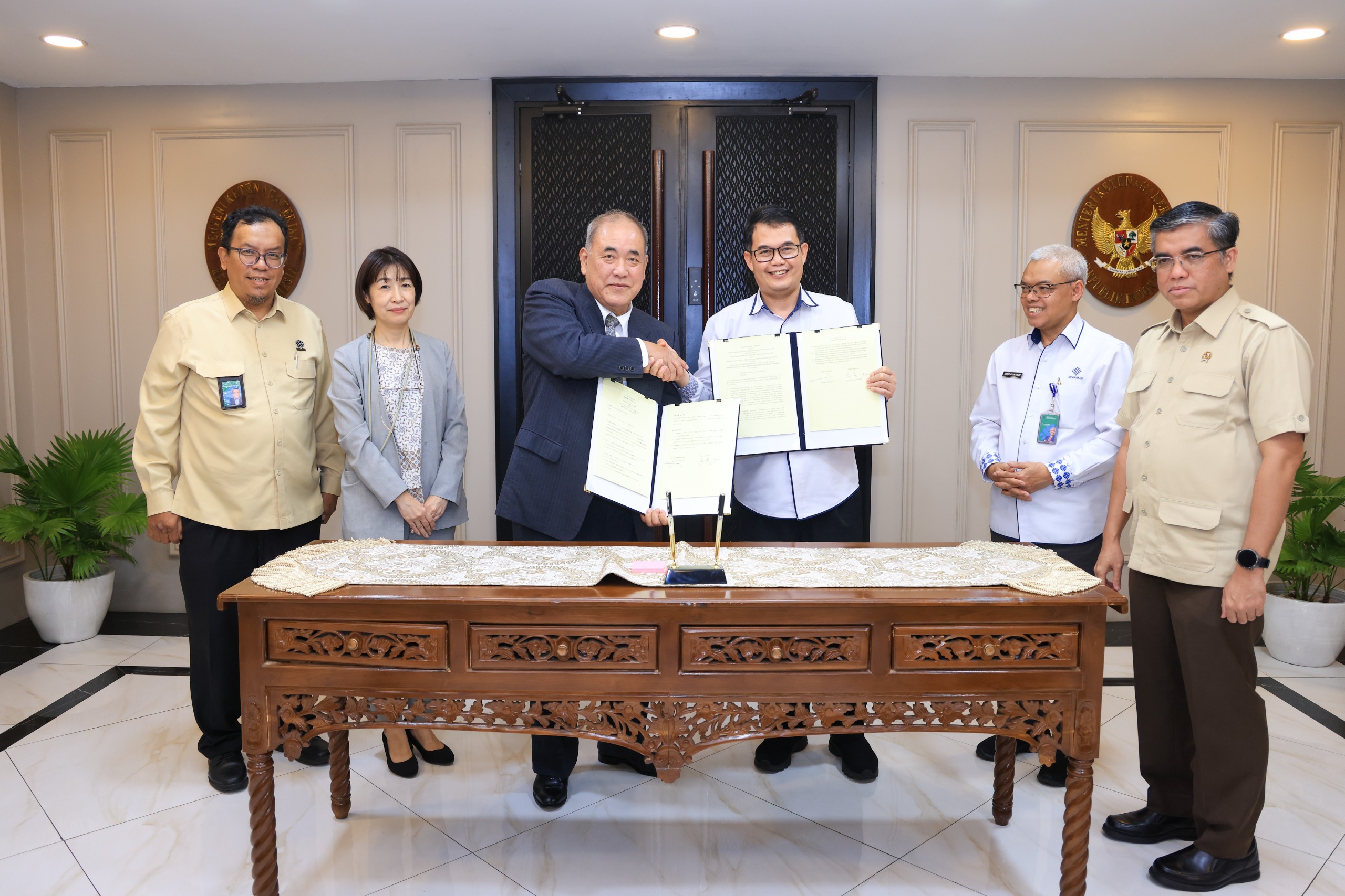 Jakarta - Kemnaker dan IM Japan teken MoU antisipasi sistem pemagangan baru ESDP di Jepang mulai April 2027, Kamis (22/10/2026). Menaker tekankan peningkatan kompetensi. Foto: Kemnaker/Gobekasi.id.