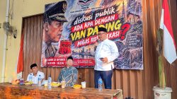 Bekasi - Diskusi publik Forum Komunikasi Intelektual Muda Indonesia (Forkim) dengan tema "Ada Apa dengan Van Dading PT Migas Kota Bekasi" di Jalan Chairil Anwar, Bekasi Timur, yang dihadiri Ketua DPRD Kota Bekasi Sardi Effendi dan Praktisi Hukum Bambang Sunaryo, Kamis (22/10/2026). Foto: Gobekasi.id.