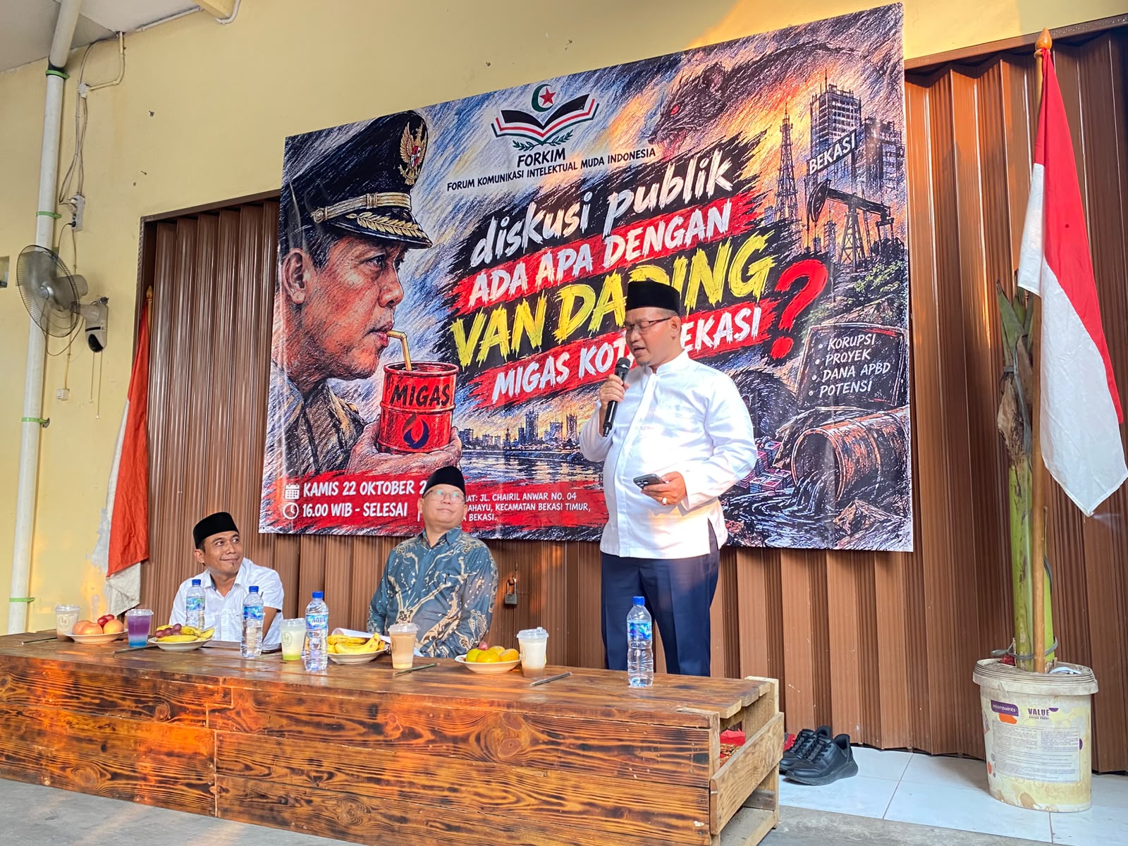 Bekasi - Diskusi publik Forum Komunikasi Intelektual Muda Indonesia (Forkim) dengan tema "Ada Apa dengan Van Dading PT Migas Kota Bekasi" di Jalan Chairil Anwar, Bekasi Timur, yang dihadiri Ketua DPRD Kota Bekasi Sardi Effendi dan Praktisi Hukum Bambang Sunaryo, Kamis (22/10/2026). Foto: Gobekasi.id.