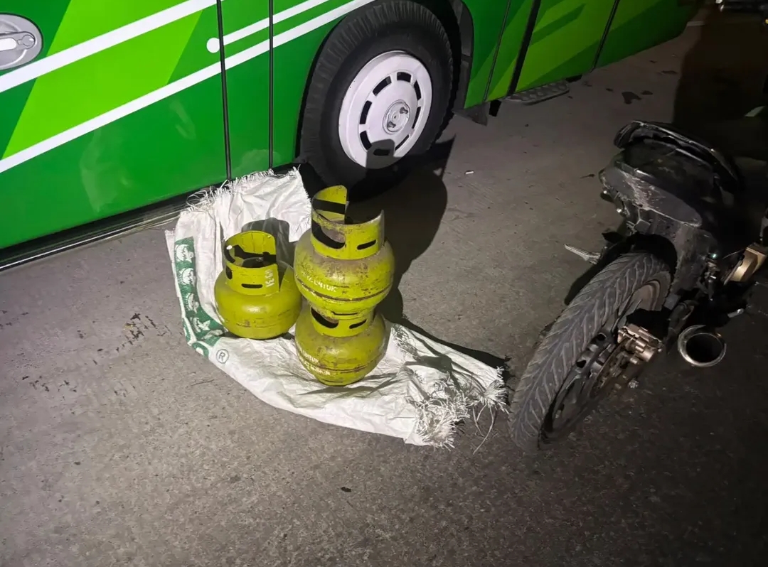 Bekasi - Tim Perintis Sat Samapta Polres Metro Bekasi Kota bekuk 3 pemuda pencuri kantin Ruko Sun City di Jl. M. Hasibuan. Tiga tabung gas LPG disita petugas. Foto: Ist/Gobekasi.id.
