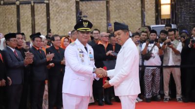 Bandung - Gubernur Jawa Barat Dedi Mulyadi melantik Asep Surya Atmaja menjadi Bupati Bekasi definitif, Jumat (23/10/2026). Foto: Ist/Gobekasi.id.