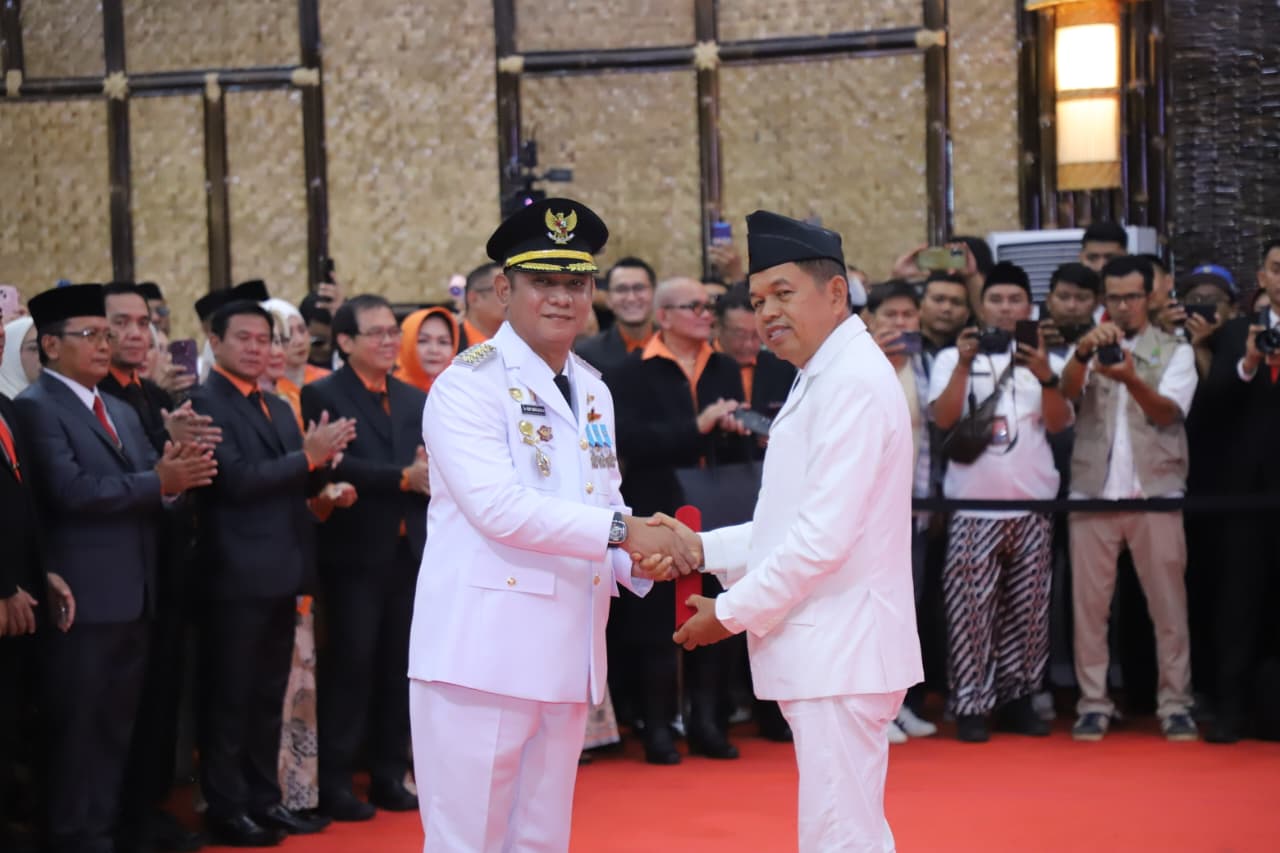 Bandung - Gubernur Jawa Barat Dedi Mulyadi melantik Asep Surya Atmaja menjadi Bupati Bekasi definitif, Jumat (23/10/2026). Foto: Ist/Gobekasi.id.