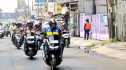 Wali Kota Bekasi Tri Adhianto Naik Motor Cek Progres Saluran Air dan Jalan Rusak
