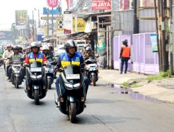 Wali Kota Bekasi Tri Adhianto Naik Motor Cek Progres Saluran Air dan Jalan Rusak