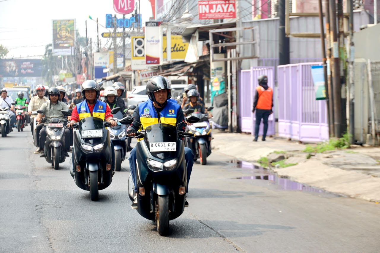 Bekasi - Wali Kota Bekasi Tri Adhianto dan tim BMSDA naik motor tinjau pembangunan jalan dan saluran air Kali Harun, Gamprit, Caman, hingga Jatiwaringin. Foto: Ist/Gobekasi.id.