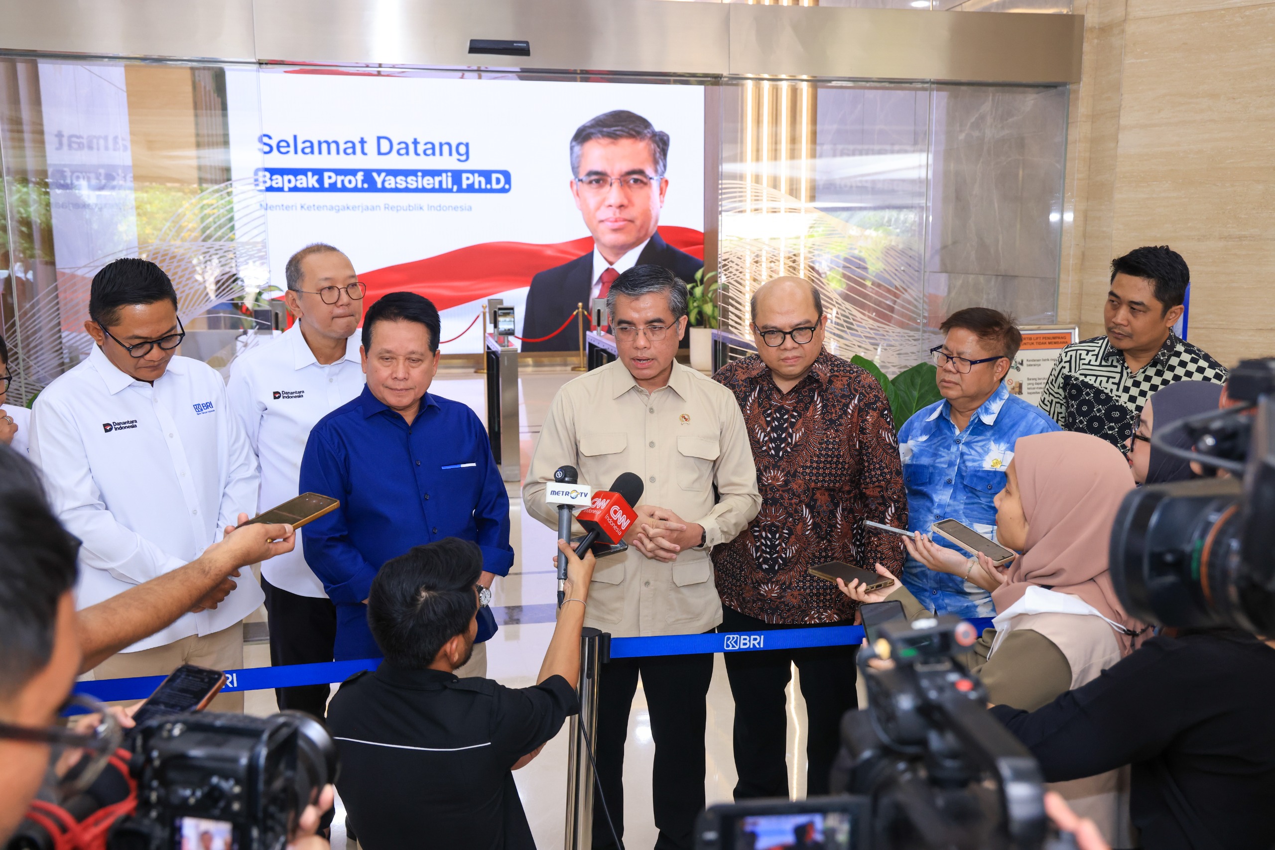 Bekasi - Menaker Yassierli tinjau pelaksanaan MagangHub angkatan II di Bank BRI (23/10/2026). Minta kuota peserta diperluas ke cabang daerah dan dukung inklusivitas. Foto: Kemnaker/Gobekasi.id.
