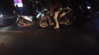 Bekasi - Sejumlah pemotor terjatuh akibat tumpahan minyak truk tangki di jalan samping Logos Kaliabang, Bekasi, Jumat (23/10/2026) pukul 18.00 WIB. Pengendara diimbau waspada. Foto: Ist/Gobekasi.id.