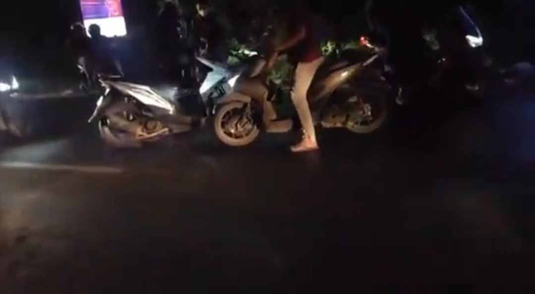 Bekasi - Sejumlah pemotor terjatuh akibat tumpahan minyak truk tangki di jalan samping Logos Kaliabang, Bekasi, Jumat (23/10/2026) pukul 18.00 WIB. Pengendara diimbau waspada. Foto: Ist/Gobekasi.id.