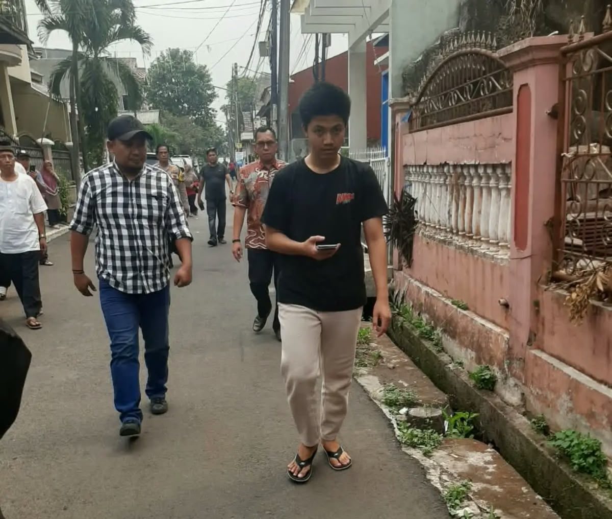 Bekasi - Satresnarkoba Polres Metro Bekasi Kota tangkap MB (18), pemuda residivis terekam CCTV transaksi sabu modus buang sampah di Jatisampurna (23/10/2026). Foto: Ist/Gobekasi.id.